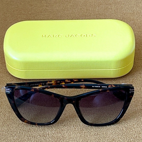 NWOT Marc Jacobs Women’s Turquoise Sunglasses with Case and Dust Cloth - Picture 1 of 9